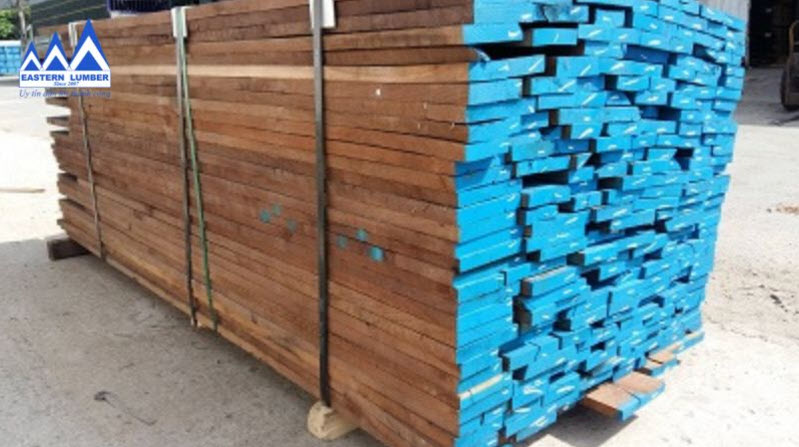 Kiện gỗ Óc Chó xẻ thanh nguyên đai giao đến khách hàng