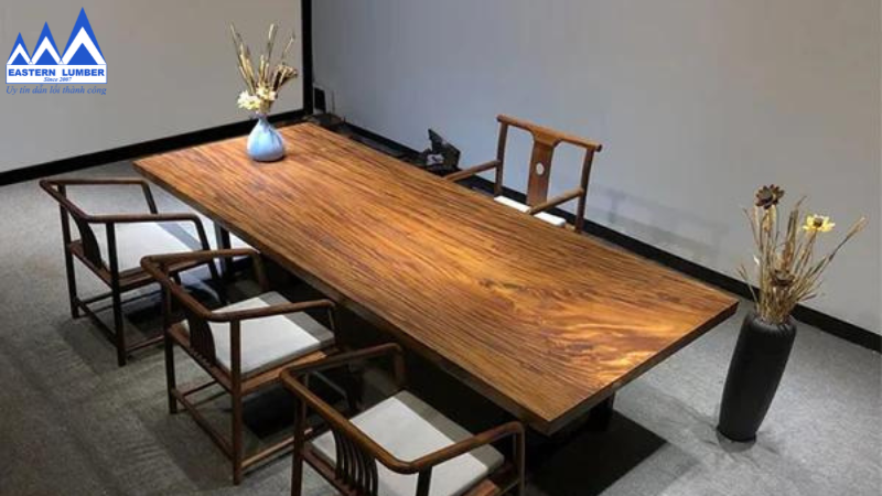 Bàn làm từ gỗ Hồ Đào sang trọng, đẹp mắt
