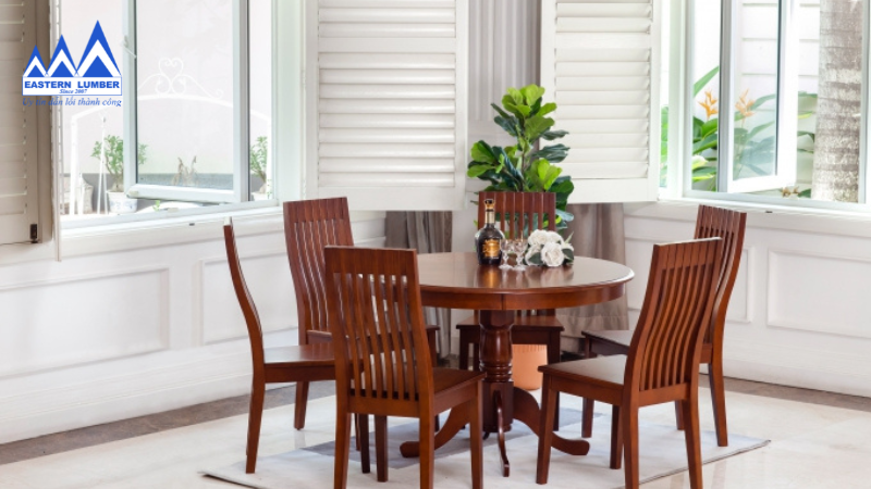 Bàn ghế làm từ gỗ sồi đỏ