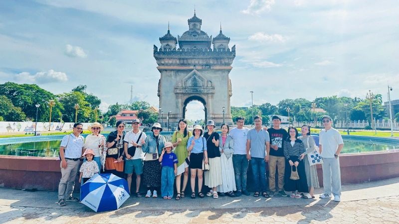 CNBV thăm quan •Tượng đài chiến thắng Patuxay 
