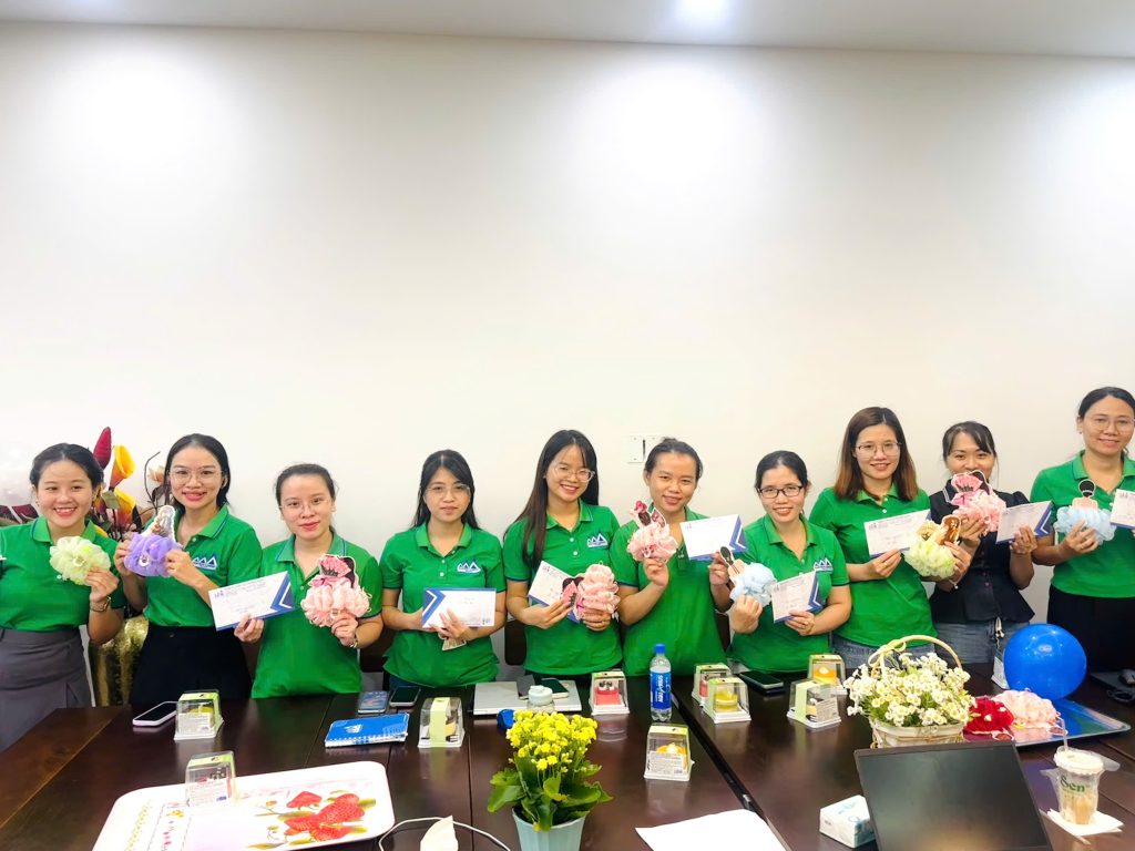 Hoạt động 20/10 tại Gỗ Phương Đông diễn ra trong không khí thân tình với những món quà và lời chúc tốt đẹp dành cho các đồng nghiệp nữ